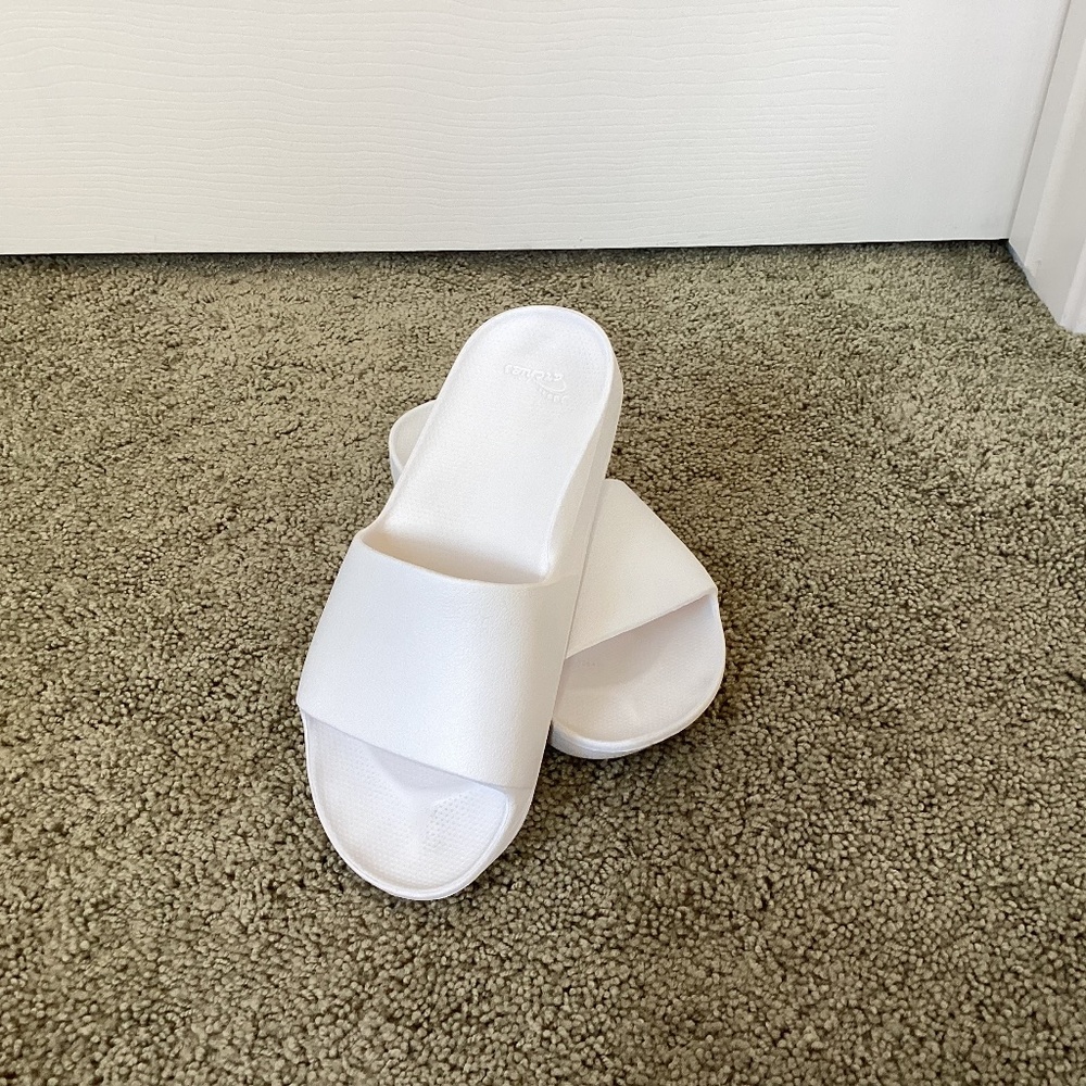 Archie’s slide in white size 8 womens